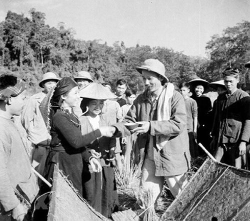 Ngày 11-10-1958: Chủ tịch Hồ Chí Minh căn dặn “phải thi đua chống hạn, diệt sâu